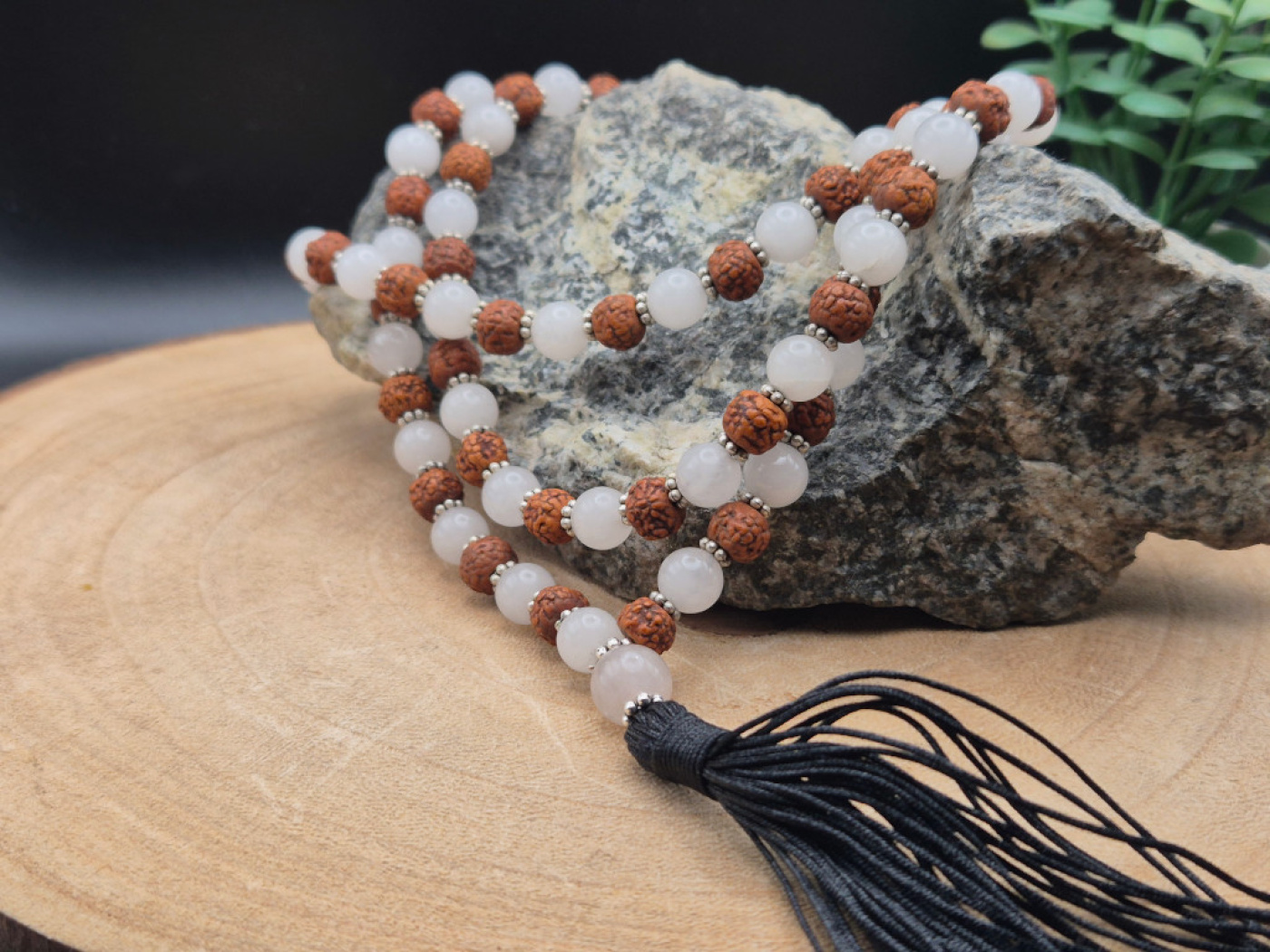 Handgefertigte Rudraksha & Quartz Mala aus Nepal mit feinen Metall-Spacern und schwarzer Quaste.